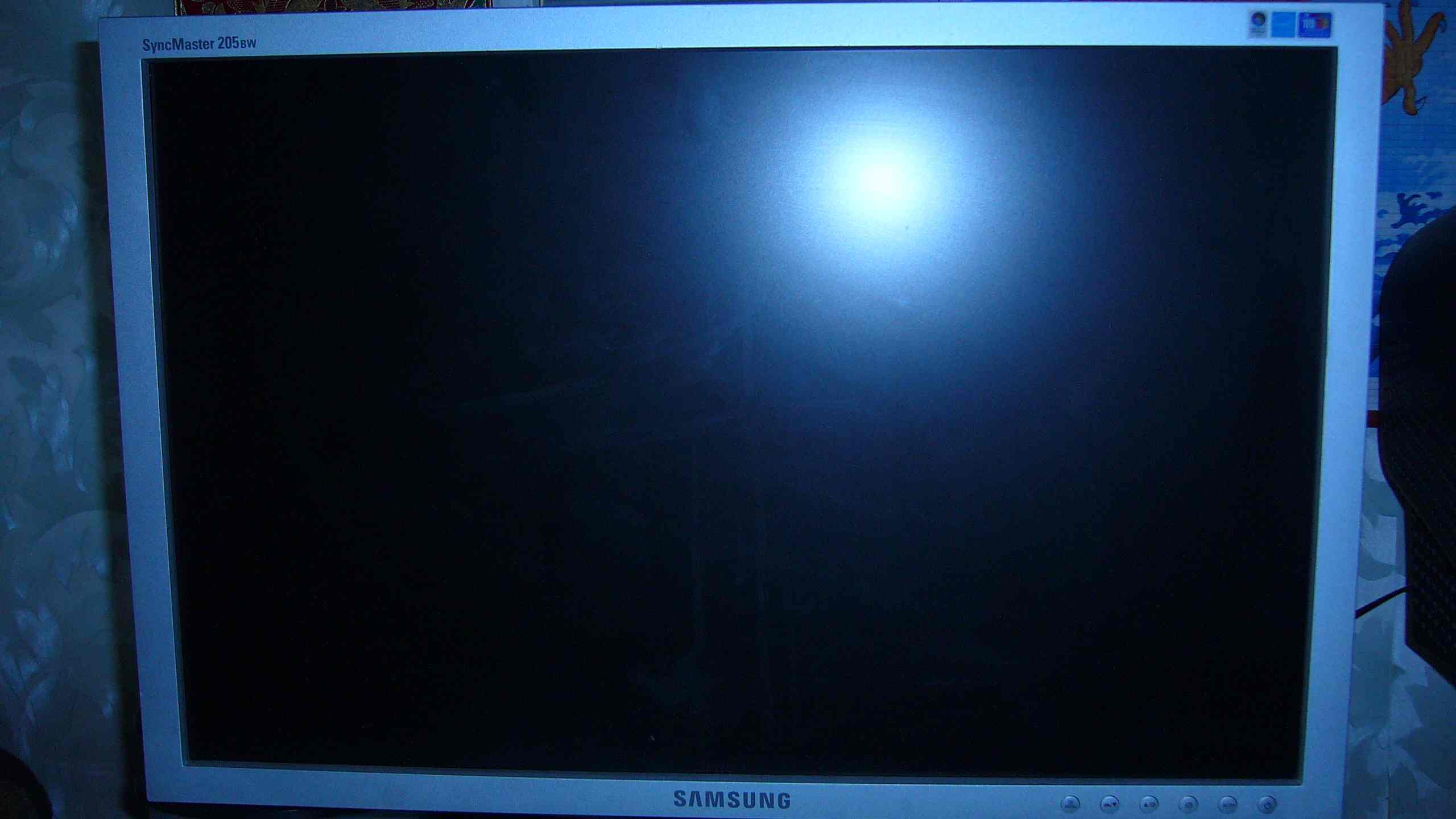 Почему светлеет экран. Белые пятна на телевизоре LG. Темное пятно на матрице телевизора самсунг. Белое пятно на экране. Белые точки на экране телевизора.